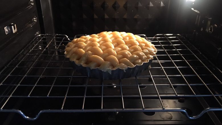 苹果派,烤箱提前预热180度，上下火，放入派进行烤制25分钟