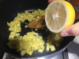 苹果派,挤入一半个的柠檬汁