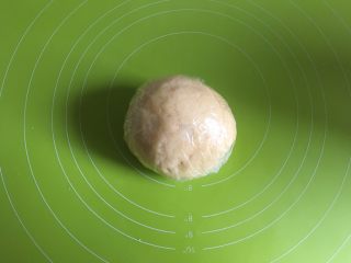 苹果派,加入一个蛋黄和清水，揉成团，不要过度揉，成团即可，包上保鲜膜，放冰箱冷藏半小时