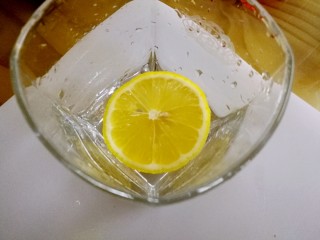 柠檬生姜蜜红茶
预防冬季感冒,取一至两片放入杯中。