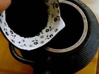 柠檬生姜蜜红茶
预防冬季感冒,将红茶倒入铁壶中