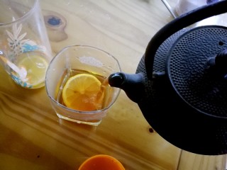 柠檬生姜蜜红茶
预防冬季感冒,待茶汤冷却至70度以下，冲入柠檬中，浓郁的红茶香气和柠檬的清新气息立刻扑鼻而来。