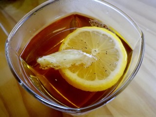 柠檬生姜蜜红茶
预防冬季感冒,胃寒怕冷的盆友可以加姜两片。