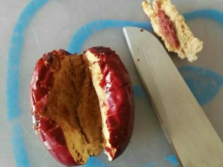 红枣夹核桃,红枣用刀切开底部不要切断，取出红枣核。