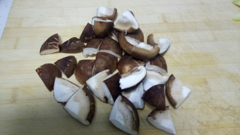 西蓝花茎炒香菇,香菇一分为四。