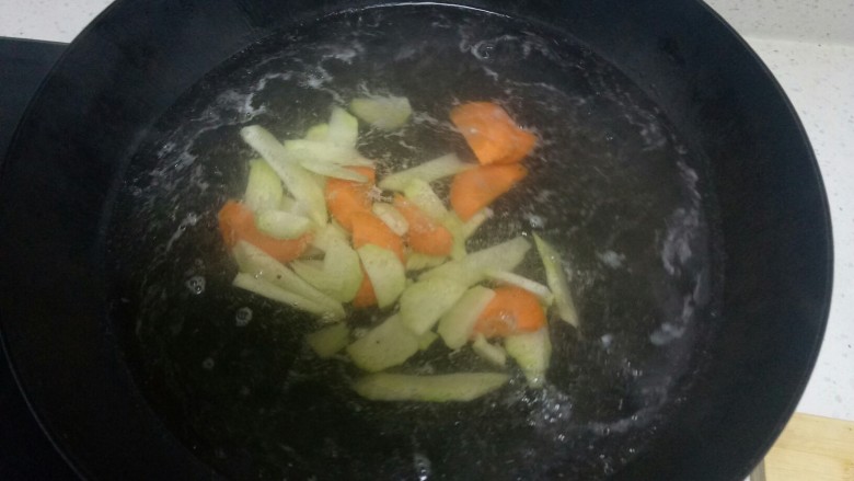西蓝花茎炒香菇,西蓝花茎、胡萝卜焯水30秒。