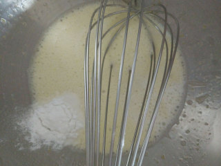 贝壳蛋糕,蛋液里加入牛奶、泡打粉搅拌均匀