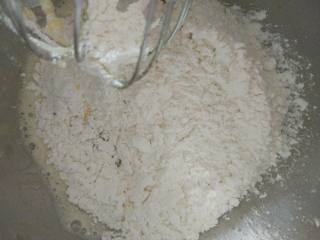 贝壳蛋糕,蛋黄液里加入过筛的面粉