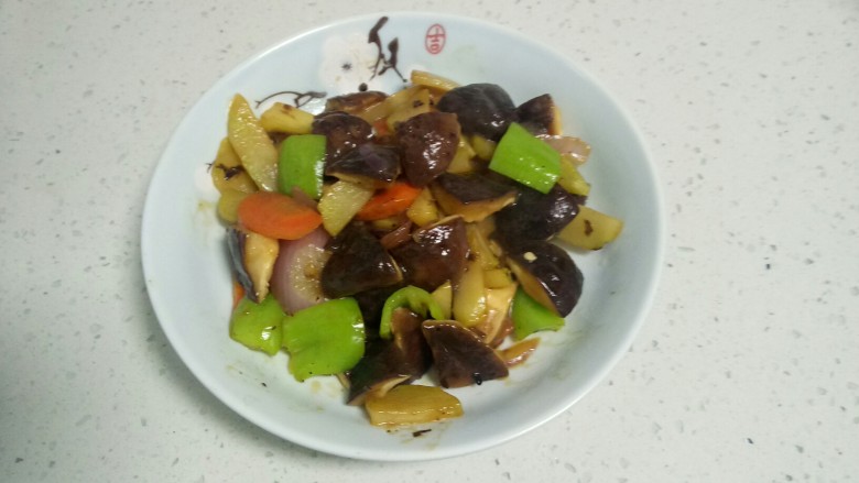 西蓝花茎炒香菇,翻拌均匀，盛入盘中。