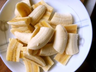 雪花脆皮香蕉,把剥好的香蕉切成小块，或者切成自己想要的样子