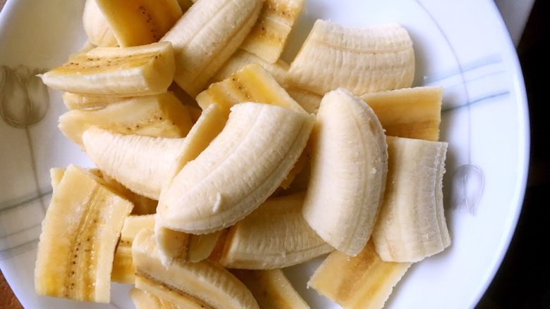 雪花脆皮香蕉,把剥好的香蕉切成小块，或者切成自己想要的样子
