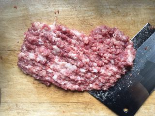 鲜肉包子,猪肉先切片，然后剁成泥，猪肉注意选用肥瘦相间的哦，这样做出来的肉馅会好吃