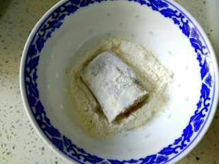 溜带鱼段,取一个小碗，放入适量面粉，把腌好的带鱼段放入碗中，两面粘好面粉