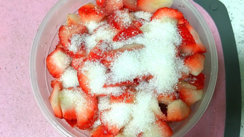 奶油草莓酱,300克的白糖，其实量算比较多的，足够腌制草莓。