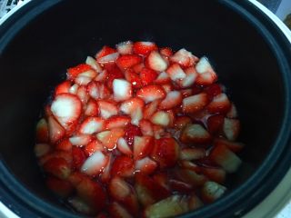 奶油草莓酱,小火煮，过程注意撇去浮沫