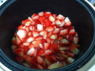 奶油草莓酱,白糖和柠檬汁让会让草莓产生很多果胶，草莓真的很多汁，稍后熬制将会出更多的汁。