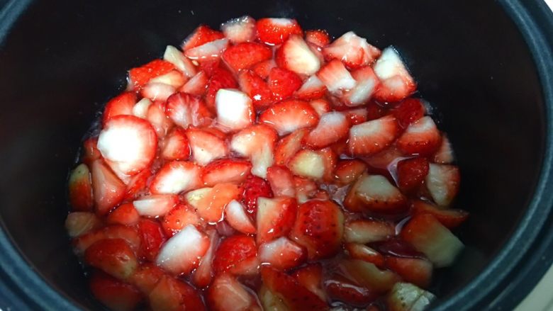 奶油草莓酱,白糖和柠檬汁让会让草莓产生很多果胶，草莓真的很多汁，稍后熬制将会出更多的汁。