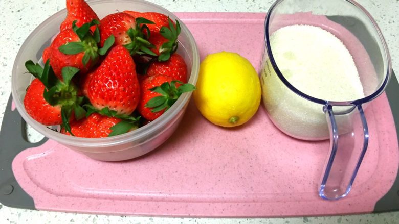 奶油草莓酱,准备新鲜草莓500克，新鲜<a style='color:red;display:inline-block;' href='/shicai/ 595'>柠檬</a>一个，白沙糖300克。