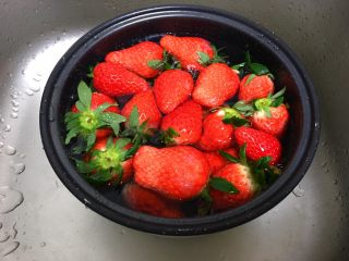 奶油草莓酱,先将草莓冲洗干净，可以用凉水浸泡一会儿再冲洗，注意草莓比较娇气，别洗烂了……