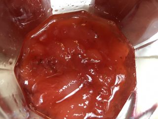 奶油草莓酱,等草莓酱变得浓稠时，草莓酱就做好了，注意过程中容器不能有油，不要加水