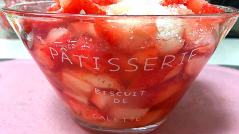 奶油草莓酱,将柠檬汁直接淋入草莓碗中，冰箱冷藏腌制一夜……草莓会慢慢脱水…提前放柠檬汁会让草莓酱的颜色保持鲜亮。