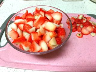 奶油草莓酱,再去除叶子、梗、坏掉的部分，将草莓切成小块
