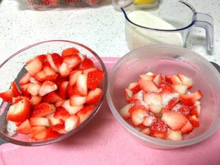 奶油草莓酱,另取一个容器腌制，一层草莓、一层白糖