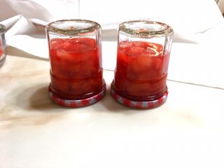 奶油草莓酱,趁草莓酱热的时候装入瓶中，密封，倒扣静置一小时，凉后放入冰箱冷藏。