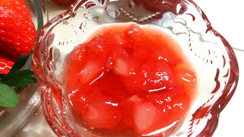 奶油草莓酱,草莓酱晾凉后会更加黏稠。