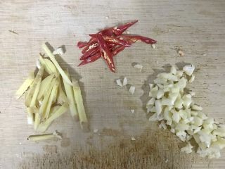 红烧臭鳜鱼,小米椒切成圈，姜切片、留两片切丝，蒜拍碎，一半切末