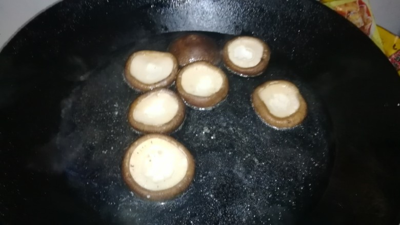 香菇蒸鹌鹑蛋,香菇在淡盐水里焯烫一下