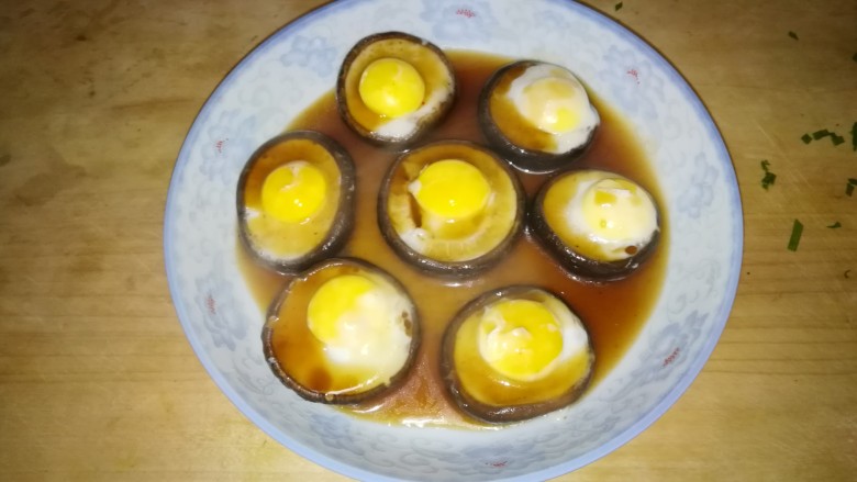 香菇蒸鹌鹑蛋,把酱汁淋在上面