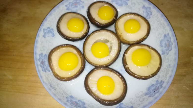 香菇蒸鹌鹑蛋,打入鹌鹑蛋