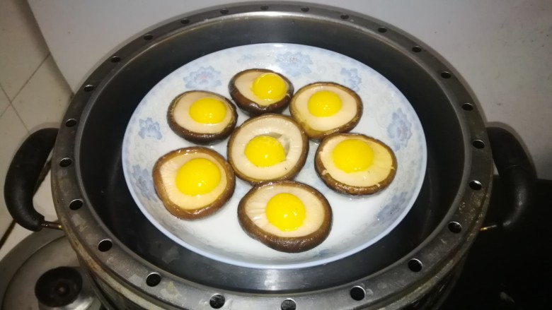 香菇蒸鹌鹑蛋,上锅蒸20分钟