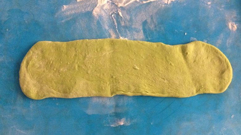 翡翠碧玉饺子,取绿色面团擀成长方形面片。