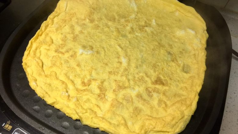 黄金黑米卷,盖上盖子，选择“煎蛋模式”，把鸡蛋煎熟。