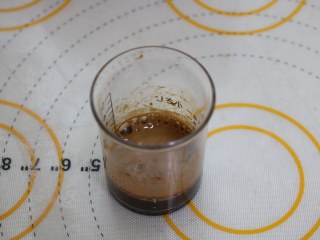 好吃到停不下来的珍妮曲奇小花（巧克力篇）,2、温水将黑咖啡粉和盐溶化备用。