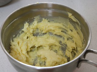 好吃到停不下来的珍妮曲奇小花（巧克力篇）,3、黄油室温软化到用手可以轻轻戳一个凹陷，放入干净的打蛋盆中用电动打蛋器搅打均匀。