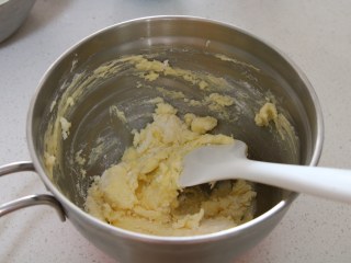 好吃到停不下来的珍妮曲奇小花（巧克力篇）,4、加入糖粉，用刮刀按压一下，再用打蛋器搅拌，避免糖粉飞溅。