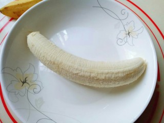 年味十足～香蕉糖果,将香蕉把皮剥掉。