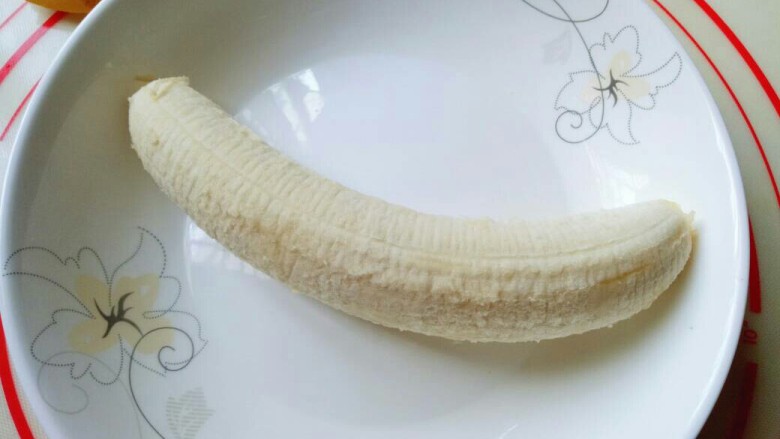 年味十足～香蕉糖果,将香蕉把皮剥掉。