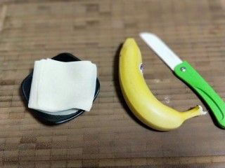 年味十足～香蕉糖果,准备食材:香蕉不要特别熟的那种，稍微有一点生硬的就可以，买来的小馄饨皮。
