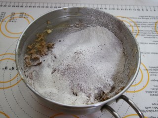 好吃到停不下来的珍妮曲奇小花（巧克力篇）,6、加入咖啡液继续搅拌均匀之后，粉类混合过筛加入黄油中，用刮刀搅拌均匀。