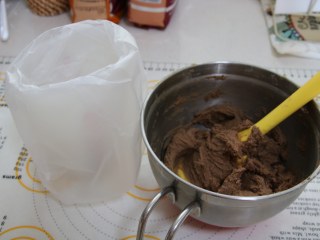 好吃到停不下来的珍妮曲奇小花（巧克力篇）,5、不要过分搅拌以免上筋，无干粉即可。