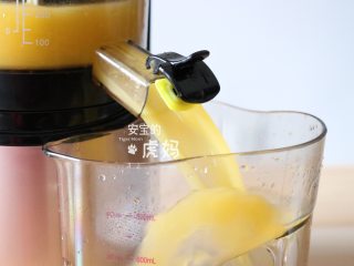 香梨橙汁,一边果汁就出来啦；