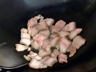 蒜苗炒五花肉,小火煸炒，不断翻炒，防止粘锅