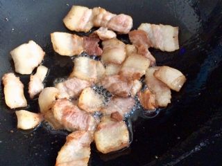 蒜苗炒五花肉,煸出油的肉吃起来肥而不油腻