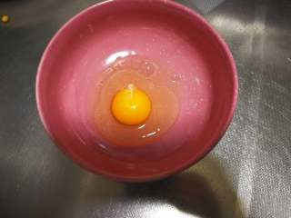 网格鸡蛋卷,鸡蛋1个打入碗中