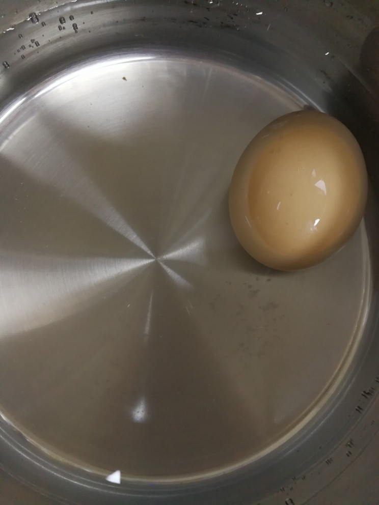换个花样让宝宝爱上吃鸡蛋,按自己喜欢的方法把鸡蛋煮熟