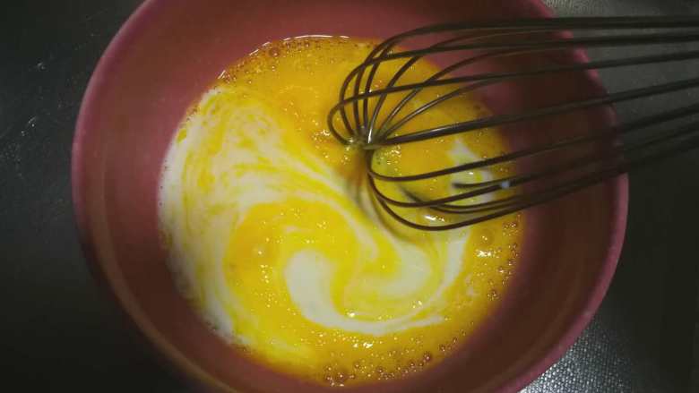 网格鸡蛋卷,加入冲好的配方奶或牛奶搅匀